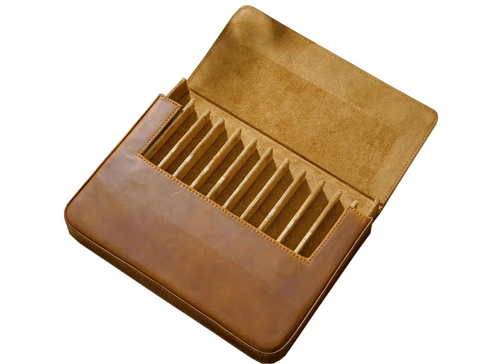 Iguana Pen Case Camel, 12 Writing Items