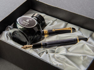 Pilot Custom 823 Fountain Pen, Acrylic Resin, Gold trim, Black, NC823N